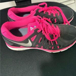 Nike Women's Black and Pink Athletic Shoes